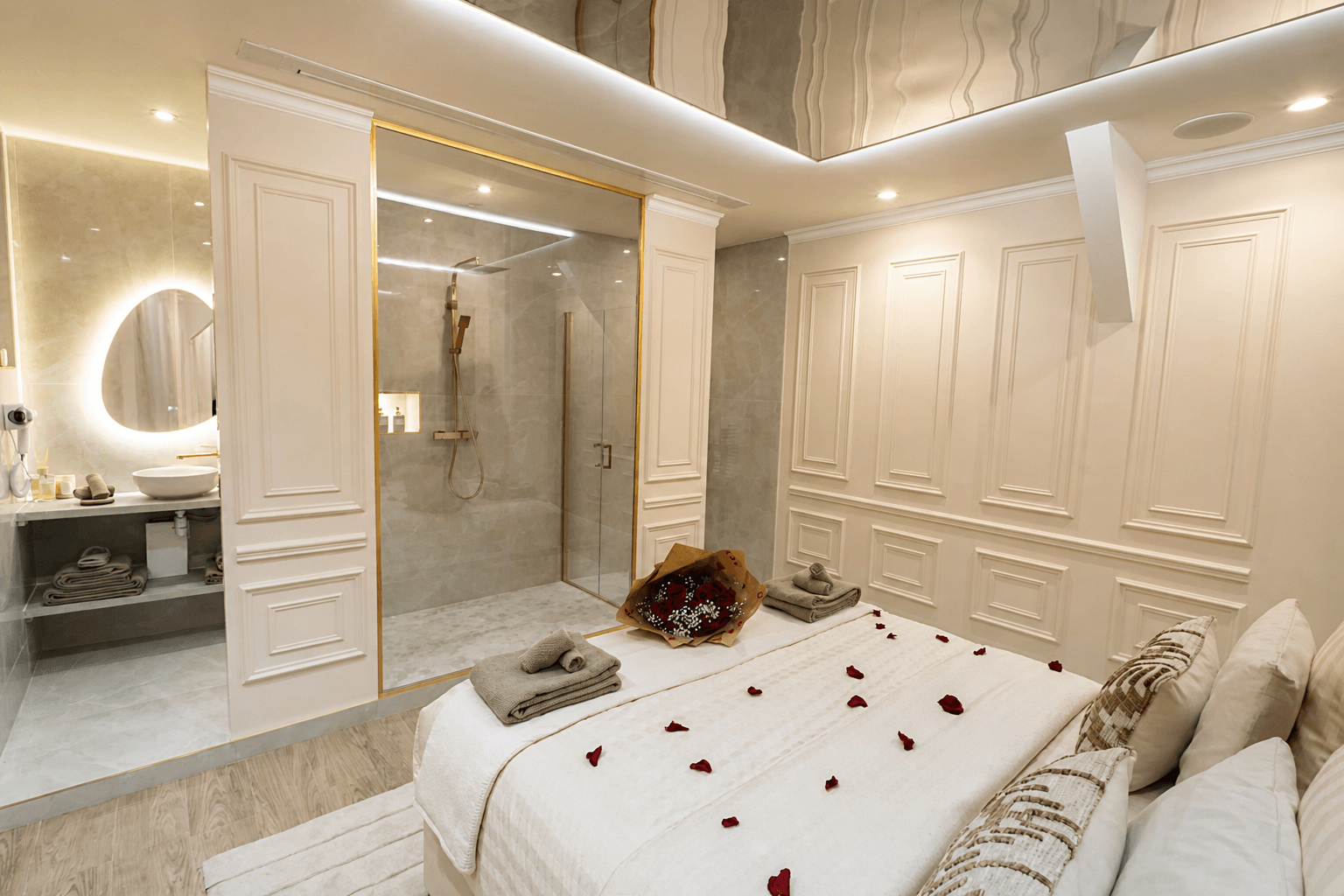 La chambre et sa verrière ouvrant sur la salle de bain