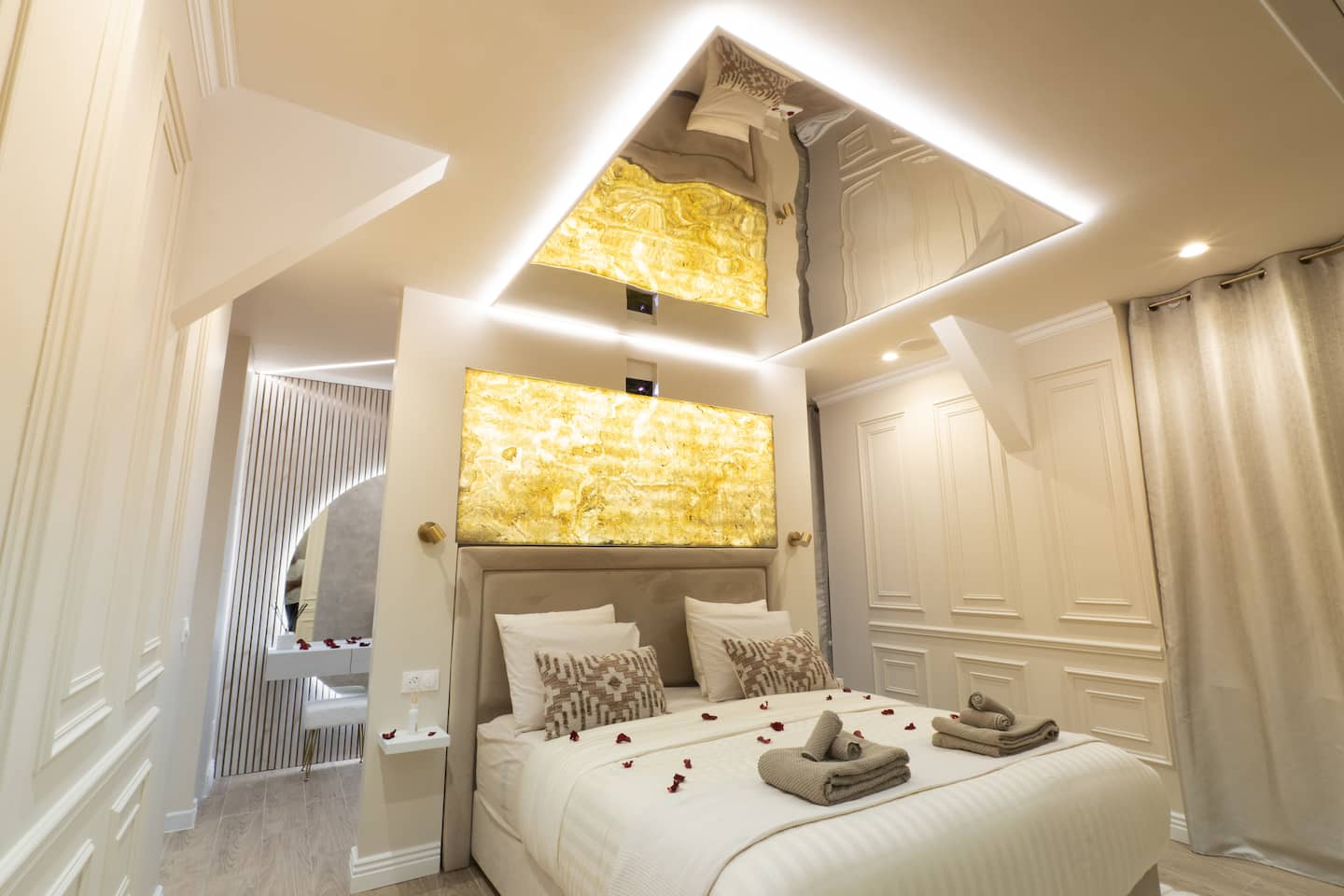 L’enfilade de la chambre vers l’espace jacuzzi