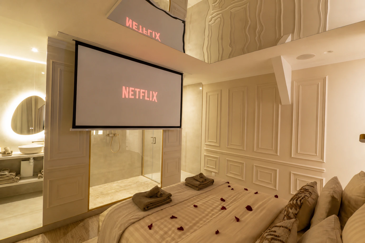Le home cinéma de la Stellar Suite avec grand écran de projection face au lit